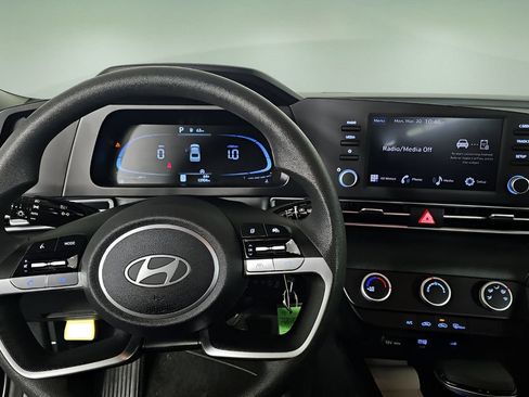 Used 2024 Hyundai Elantra SE image 9