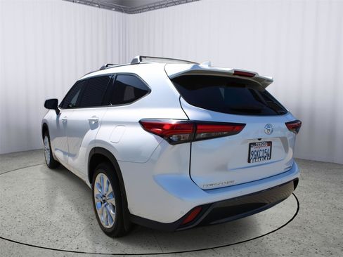 Used 2023 Toyota Highlander Limited FWD image 6