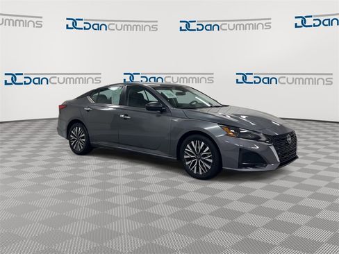 Used 2024 Nissan Altima 2.5 SV image 2