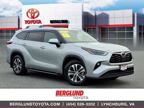 Used 2022 Toyota Highlander XLE AWD/4WD image 1