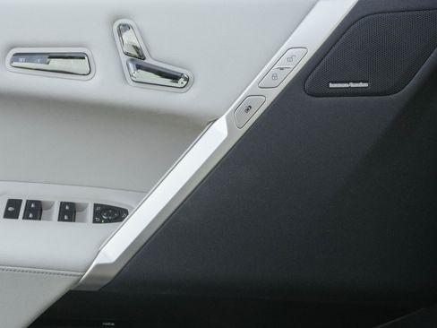 Used 2023 BMW iX xDrive50 w/ Premium Package image 11