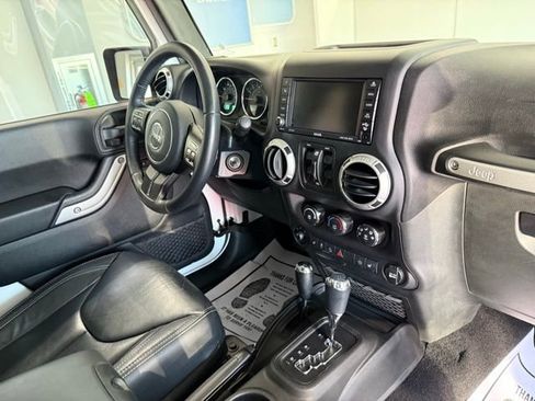 Used 2018 Jeep Wrangler Unlimited Rubicon w/ Connectivity Group image 24