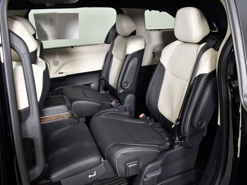 Certified 2025 Toyota Sienna Platinum image 20