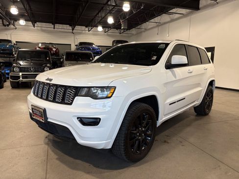 Used 2017 Jeep Grand Cherokee Altitude AWD/4WD image 5