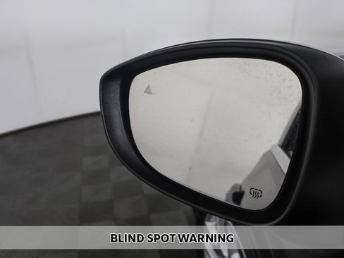 Used 2023 Chrysler Pacifica Touring-L image 4