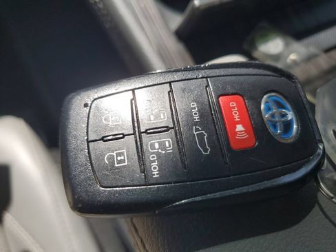 Used 2023 Toyota Sienna Limited FWD image 32