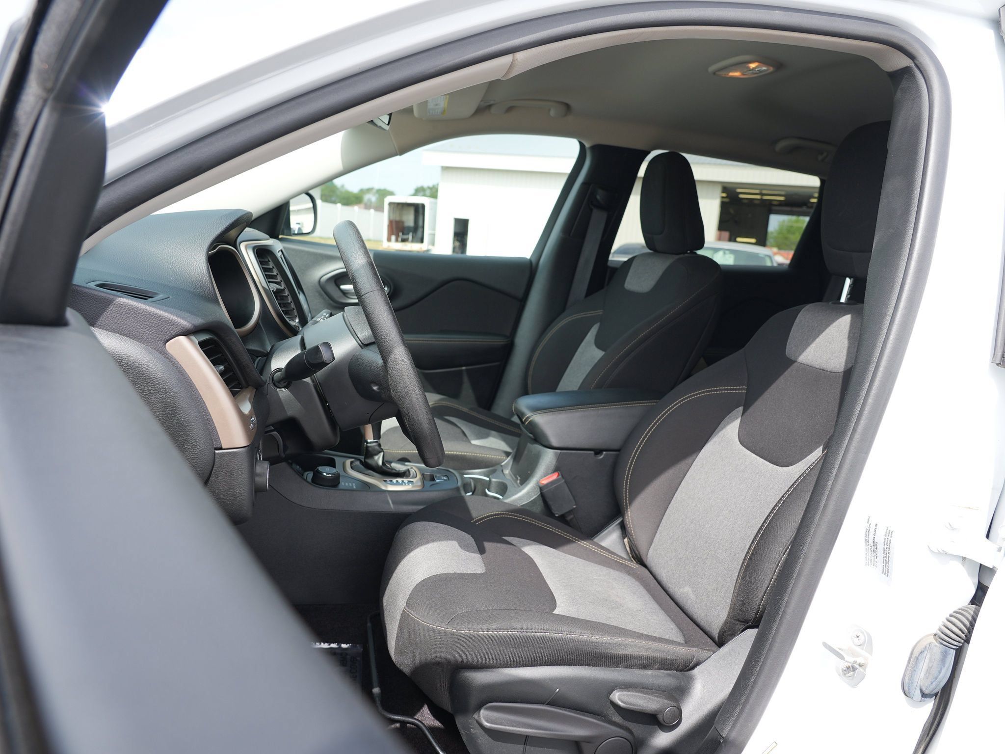 Used 2018 Jeep Cherokee Latitude w/ Safety Group AWD/4WD image 13