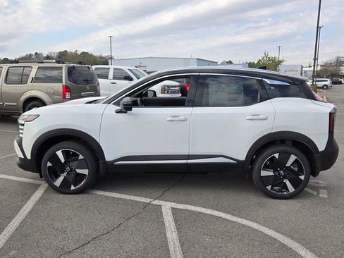 New 2026 Nissan Kicks SR w/ SR Premium Package FWD image 2
