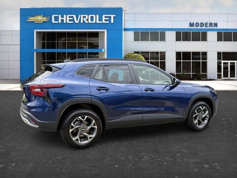 Used 2024 Chevrolet Trax LT w/ Driver Confidence Package FWD image 5