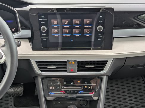 Used 2025 Volkswagen Taos SE w/ Panoramic Sunroof Package FWD image 26