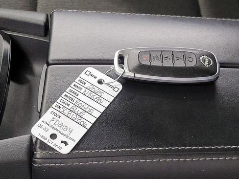 Used 2025 Nissan Rogue SV image 5