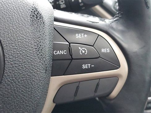 Used 2017 Jeep Cherokee Latitude w/ Cold Weather Group image 23