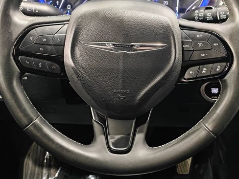 Used 2023 Chrysler Pacifica Touring FWD image 5