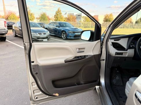 Used 2017 Toyota Sienna XLE Premium image 10