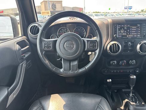 Used 2017 Jeep Wrangler Unlimited Sahara w/ Connectivity Group AWD/4WD image 17