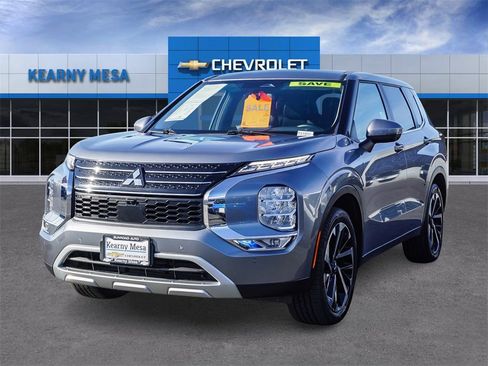 Used 2024 Mitsubishi Outlander SE image 3