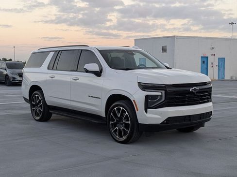 Used 2025 Chevrolet Suburban RST RWD image 3