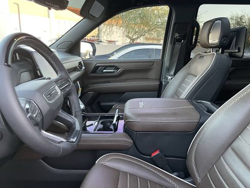 Used 2026 GMC Yukon Denali Ultimate AWD/4WD image 9