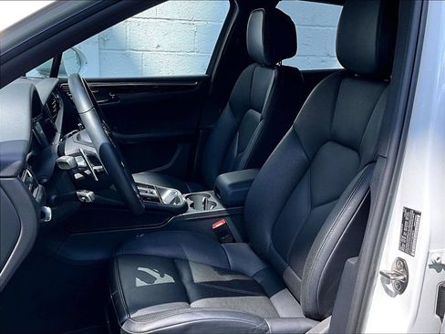 Certified 2026 Porsche Macan AWD/4WD image 5