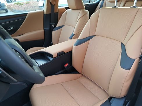 Used 2025 Lexus ES 300h w/ Premium Package image 16