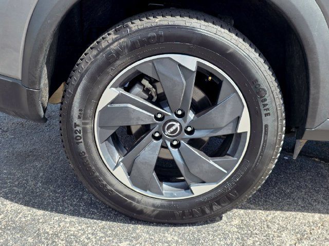 Used 2025 Nissan Rogue SV AWD/4WD image 15