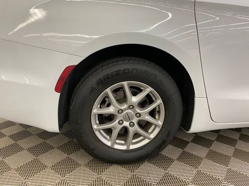 Used 2024 Chrysler Pacifica Touring-L FWD image 7