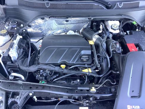 Used 2025 Chevrolet Trax LT w/ LT Convenience Package FWD image 8