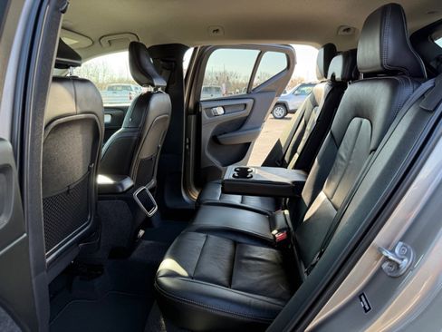 Used 2022 Volvo XC40 T5 Momentum image 14