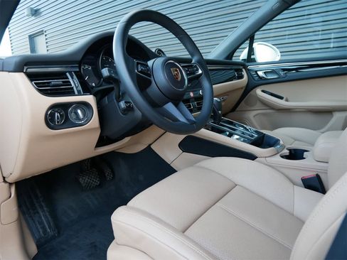 Used 2025 Porsche Macan image 4