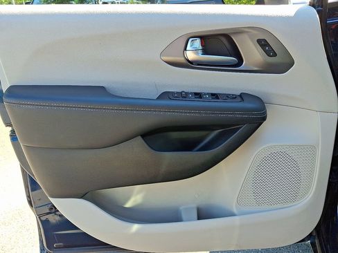Certified 2023 Chrysler Pacifica Touring-L FWD image 13