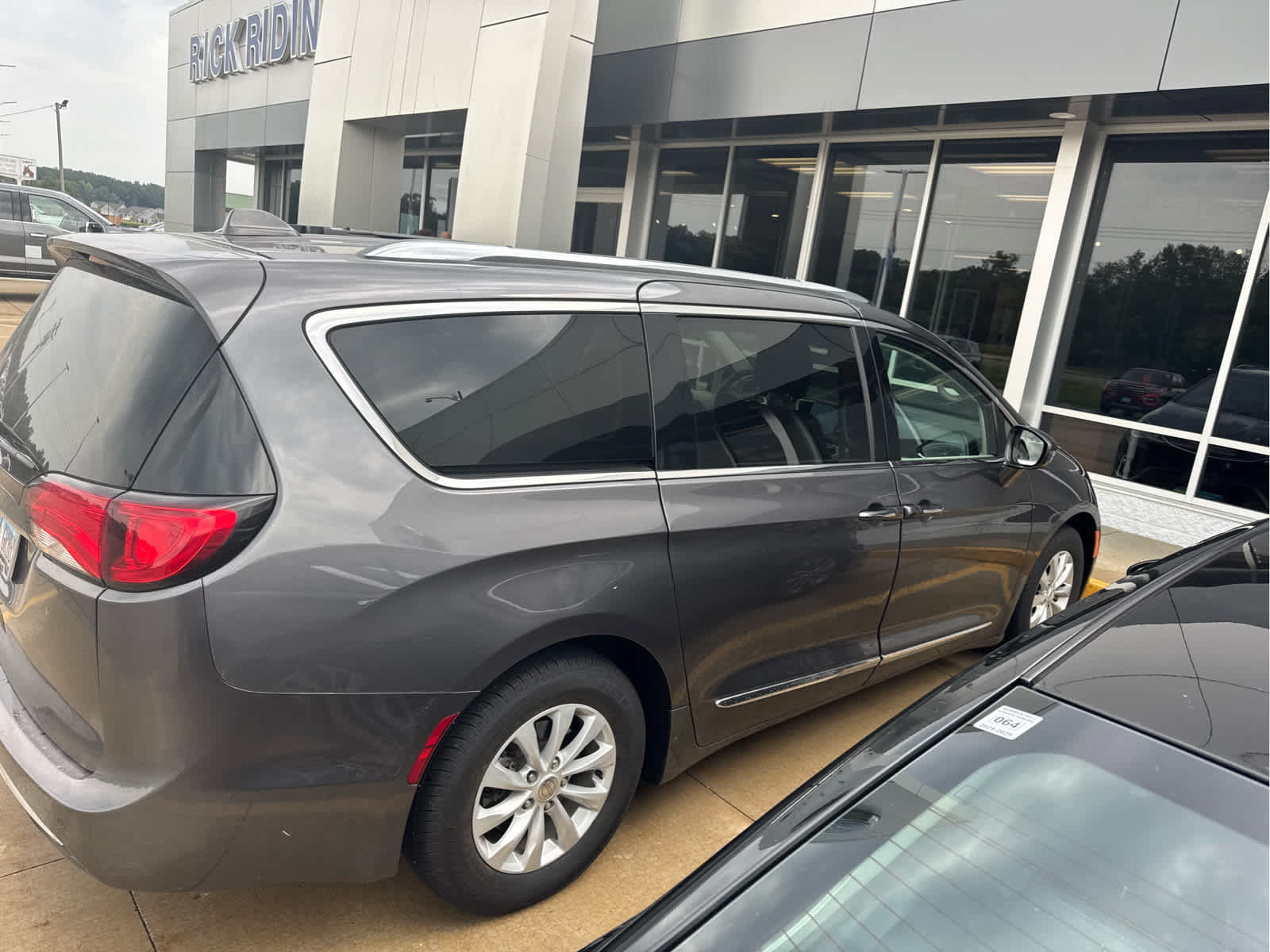 Used 2018 Chrysler Pacifica Touring-L Plus FWD image 3