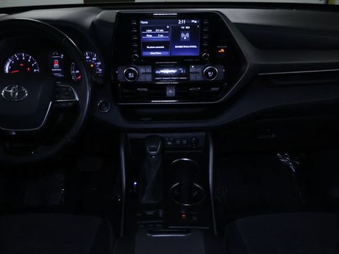 Used 2021 Toyota Highlander LE image 19