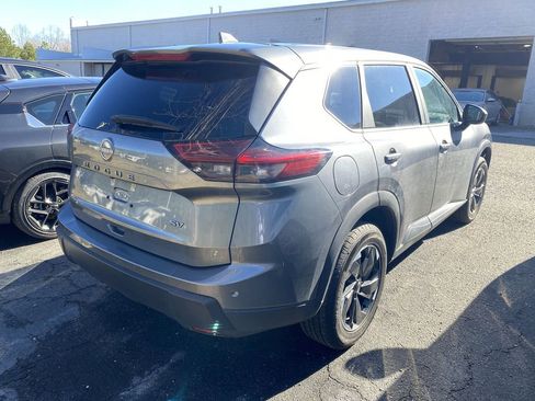 Used 2024 Nissan Rogue SV image 5