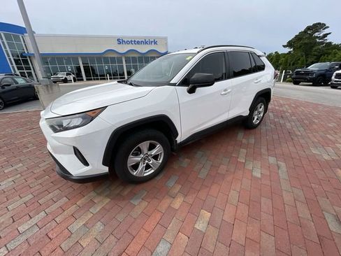 Used 2020 Toyota RAV4 LE FWD image 3