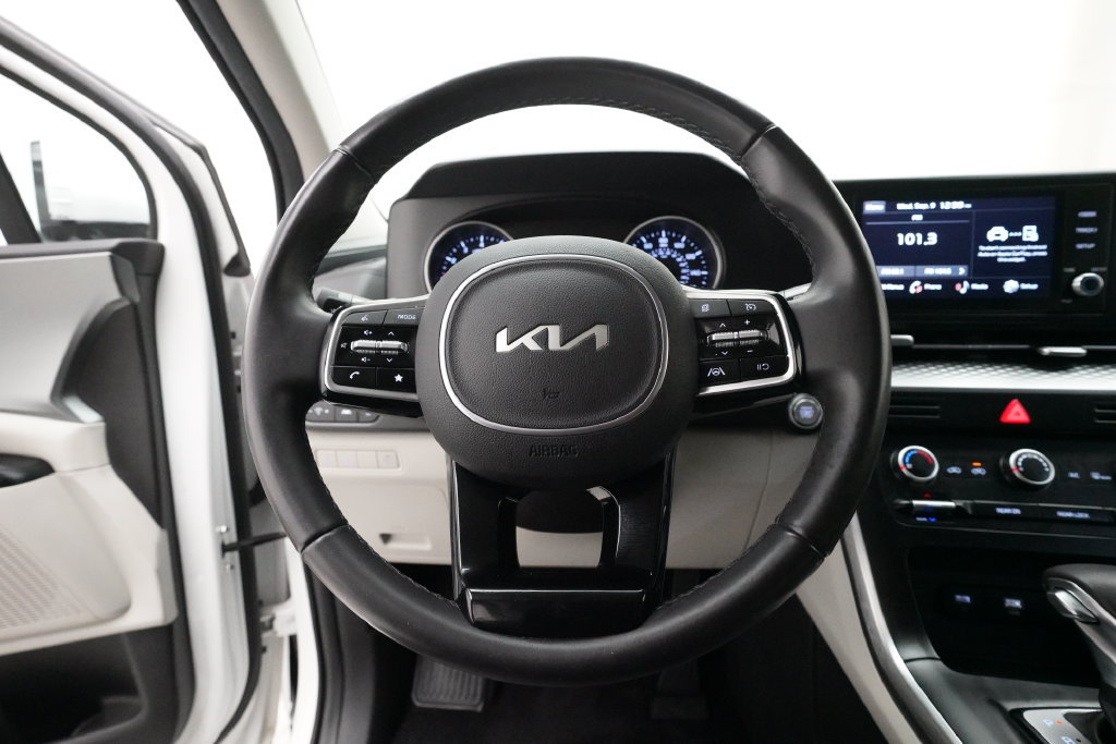 Used 2024 Kia Carnival LX FWD image 4