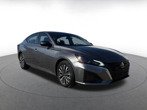 Used 2025 Nissan Altima 2.5 SV image 1