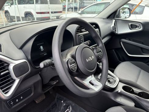 Used 2025 Kia Soul LX w/ LX Technology Package FWD image 32