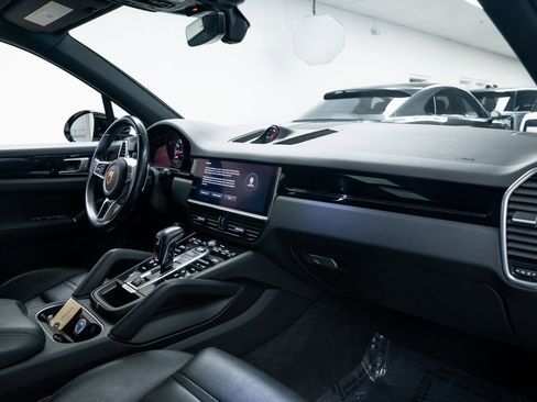 Used 2022 Porsche Cayenne w/ Premium Package image 26