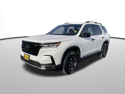 Used 2025 Honda Pilot TrailSport image 8