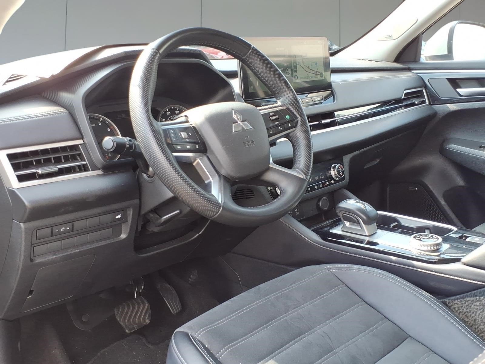 Used 2025 Mitsubishi Outlander SE AWD/4WD image 11