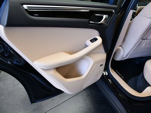 Certified 2023 Porsche Macan AWD/4WD image 18