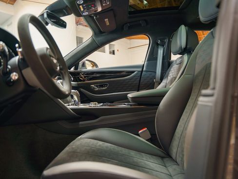 Used 2025 Bentley Flying Spur Speed image 2