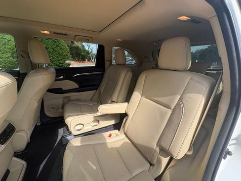 Used 2016 Toyota Highlander Limited Platinum AWD/4WD image 16