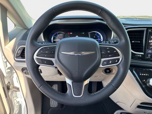 Used 2024 Chrysler Pacifica Limited FWD image 27