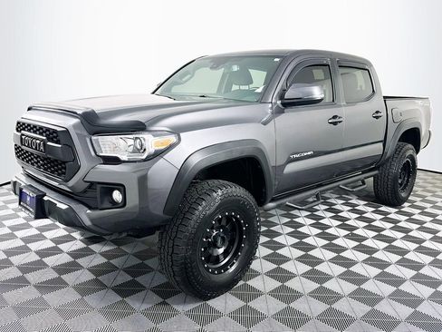 Used 2018 Toyota Tacoma TRD Off-Road w/ Technology Package AWD/4WD image 6