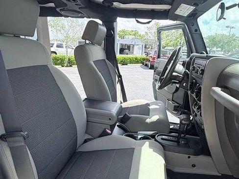 Used 2010 Jeep Wrangler Unlimited Rubicon AWD/4WD image 12