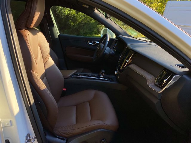 Used 2022 Volvo XC60 B5 Momentum w/ Advanced Package FWD image 36