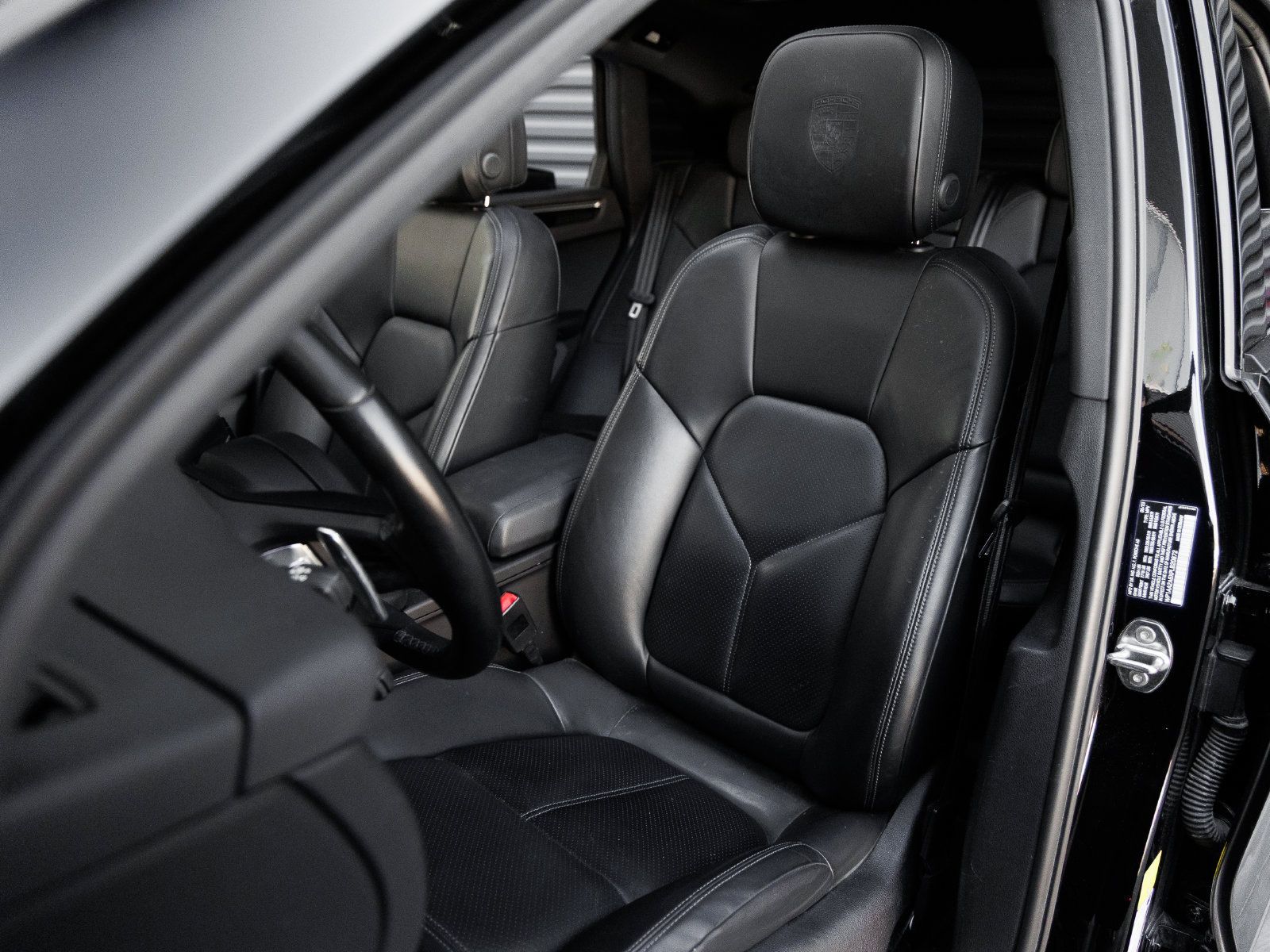 Used 2023 Porsche Macan AWD/4WD image 5