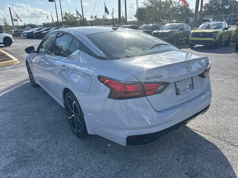Used 2024 Nissan Altima 2.5 SR w/ SR Premium Package FWD image 16