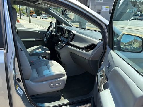 Used 2017 Toyota Sienna XLE w/ XLE Navigation Package FWD image 26